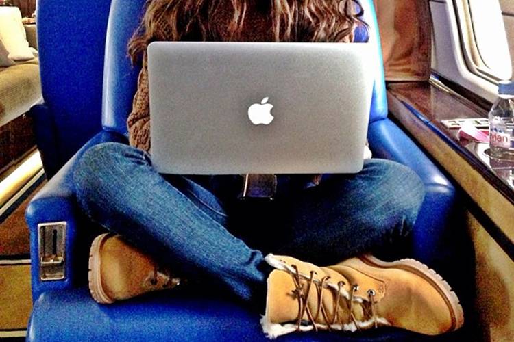 garota mulher computador notebook mac perfil site rede social