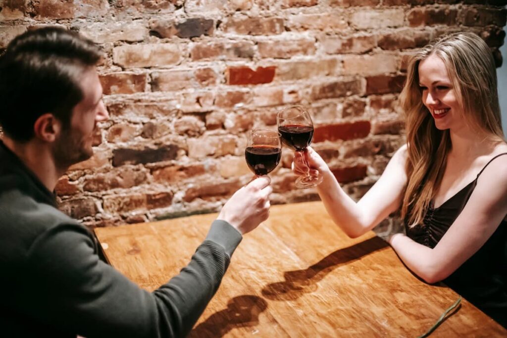 Imagem de um casal em um jantar romântico 