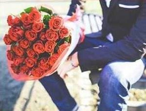 sugar daddy, parte de um relacionamento sugar, segurando um buquê de rosas vermelhas