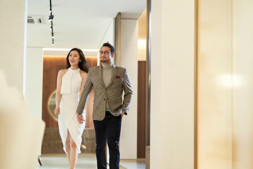 Imagem de um casal em um hotel luxuoso