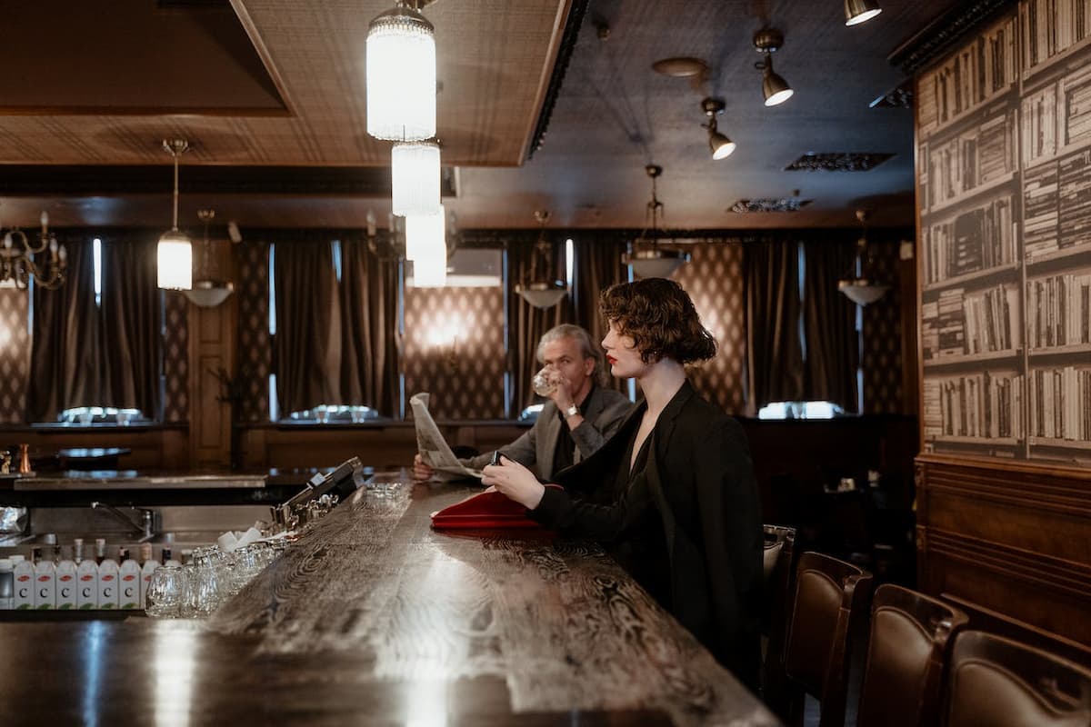 Imagem de um homem e uma mulher sentados em um bar