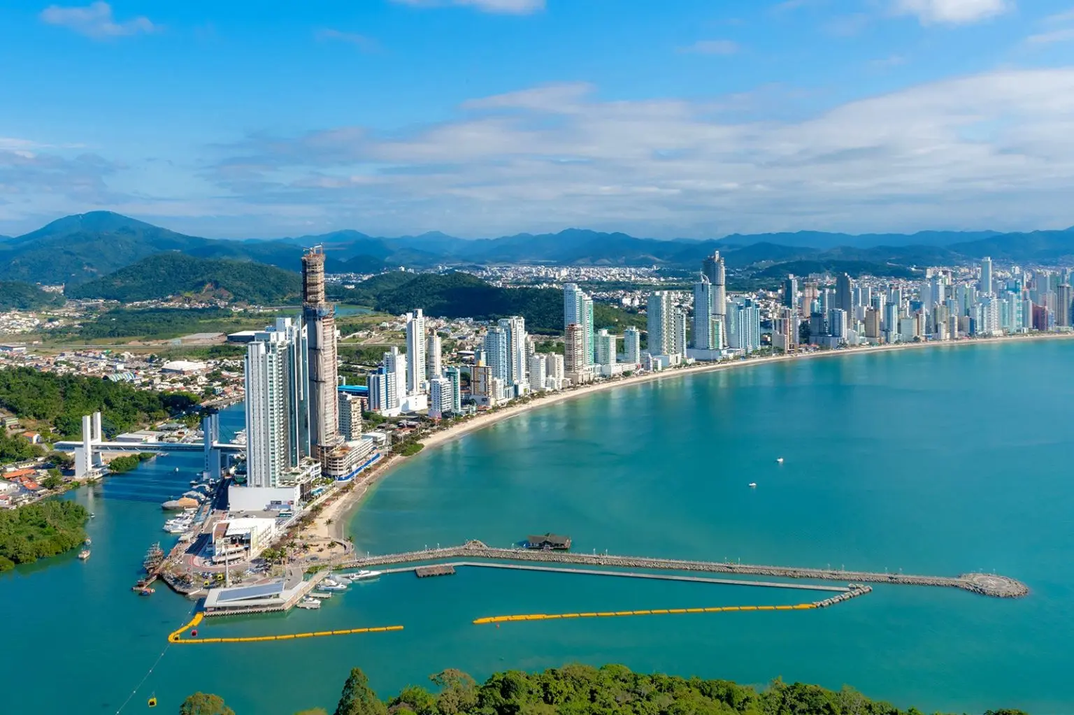 Vista de cima de parte de Floripa, ilustrando o conteúdo sobre Sugar Baby em Florianópolis