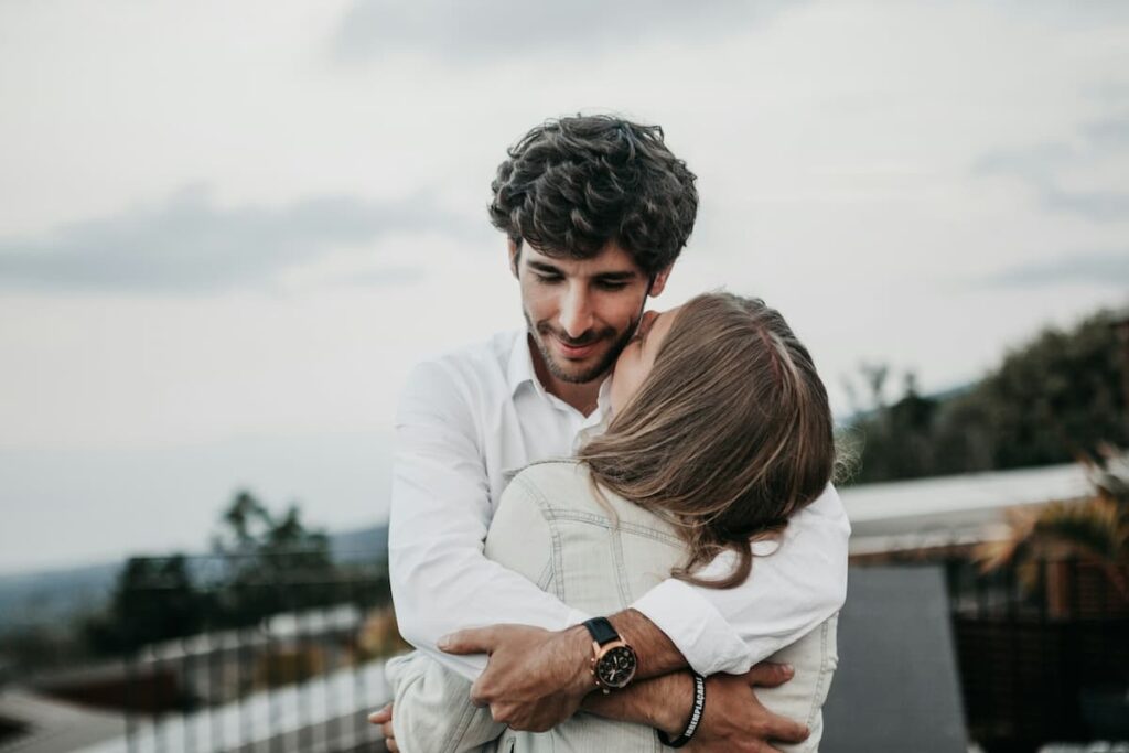 Imagem de um casal abraçados