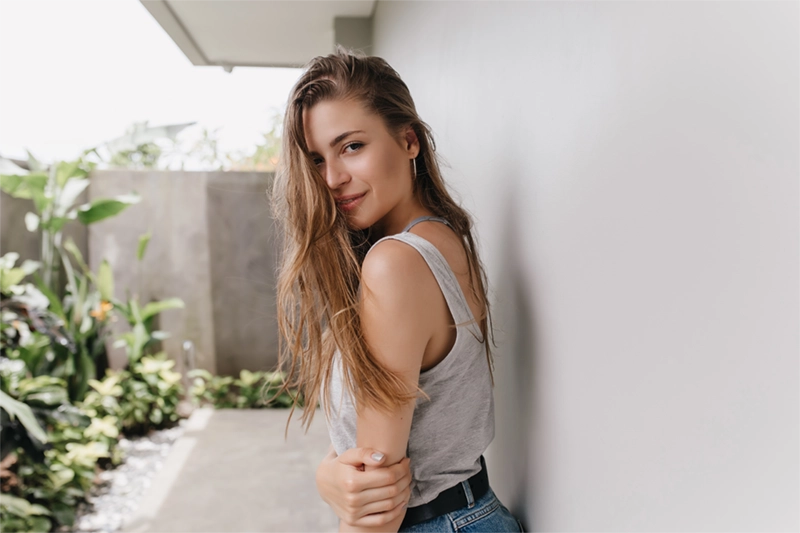 Mulher confiante e sorridente representando qualidades femininas valorizadas pelos homens