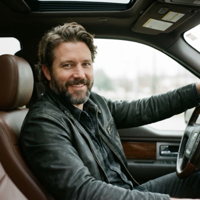 Sugar Daddy estiloso em carro de luxo MeuPatrocínio