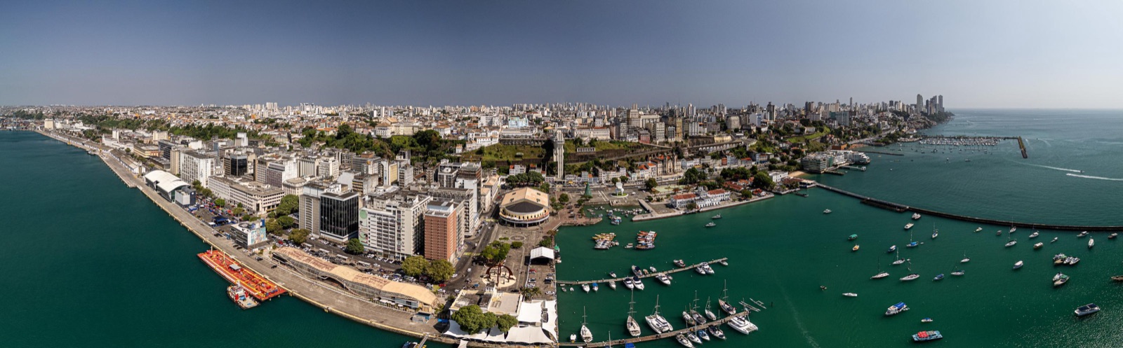 Vista panorámica aérea de Salvador, Bahía, con la Bahía de Todos los Santos