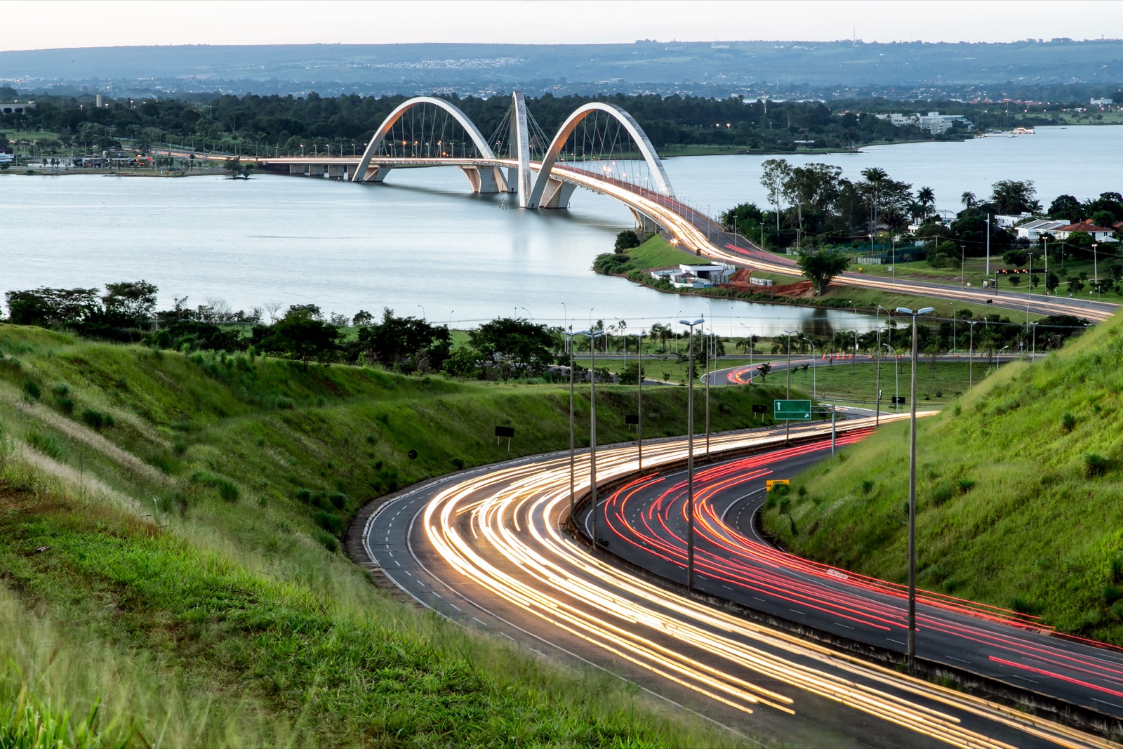 Ponte JK e Lago Paranoá em Brasília ao fim da tarde
