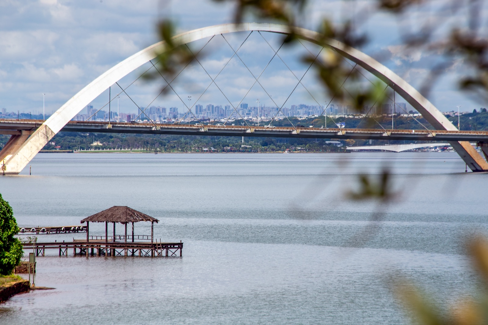 Vista do Lago Paranoá através do arco da Ponte JK em Brasília