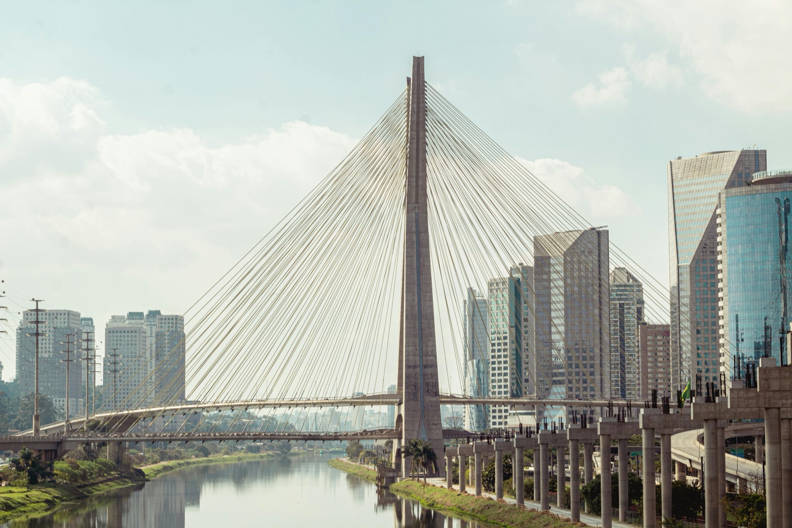 Ponte Estaiada e Rio Pinheiros em São Paulo durante o dia