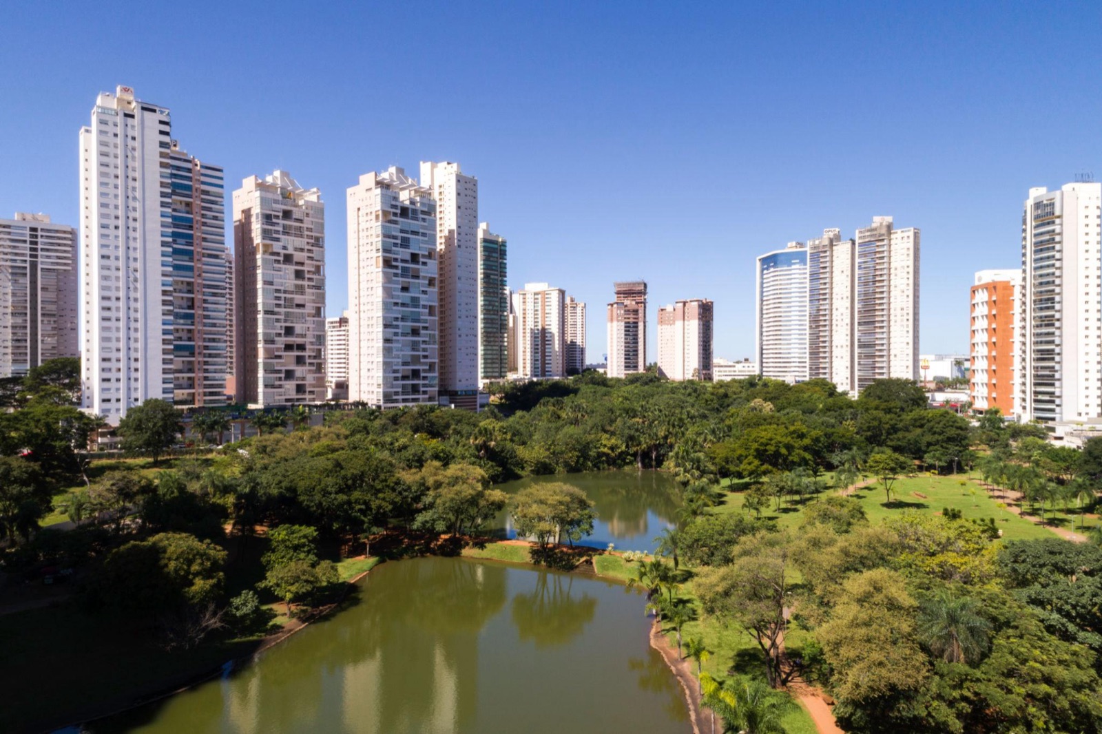 Parque Flamboyant com lago e torres residenciais em Goiânia
