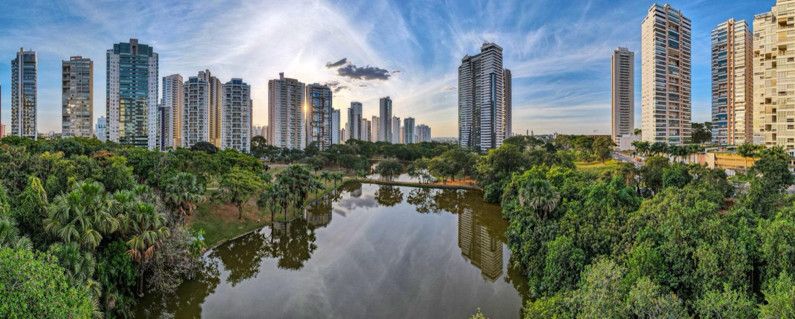 Panorama do Parque Flamboyant ao entardecer em Goiânia