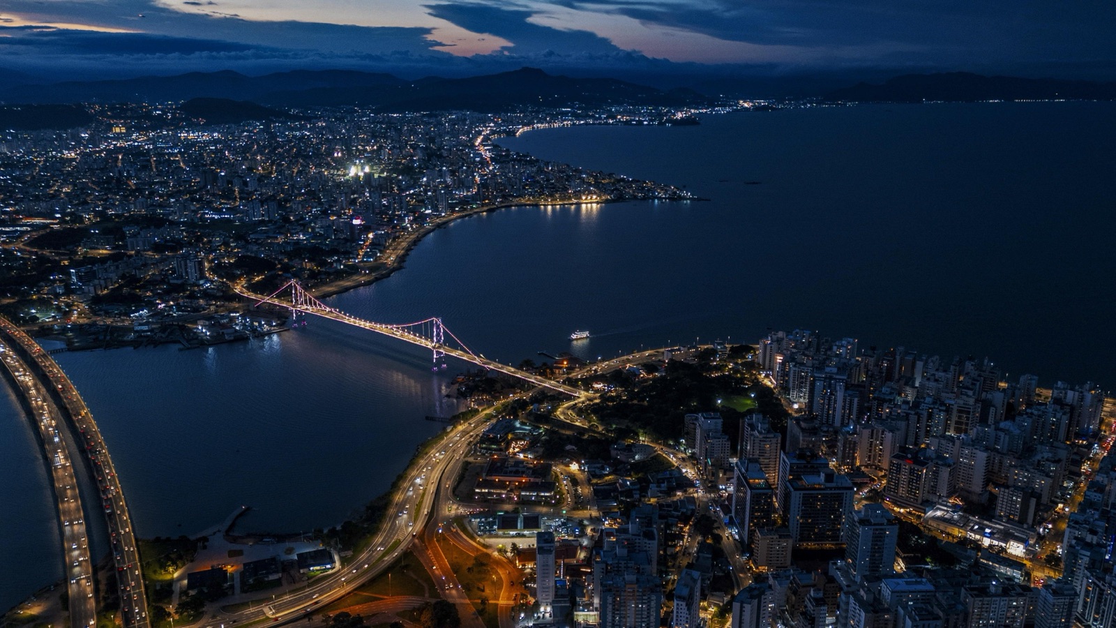 Puente Hercílio Luz visto desde las rocas al atardecer en Florianópolis