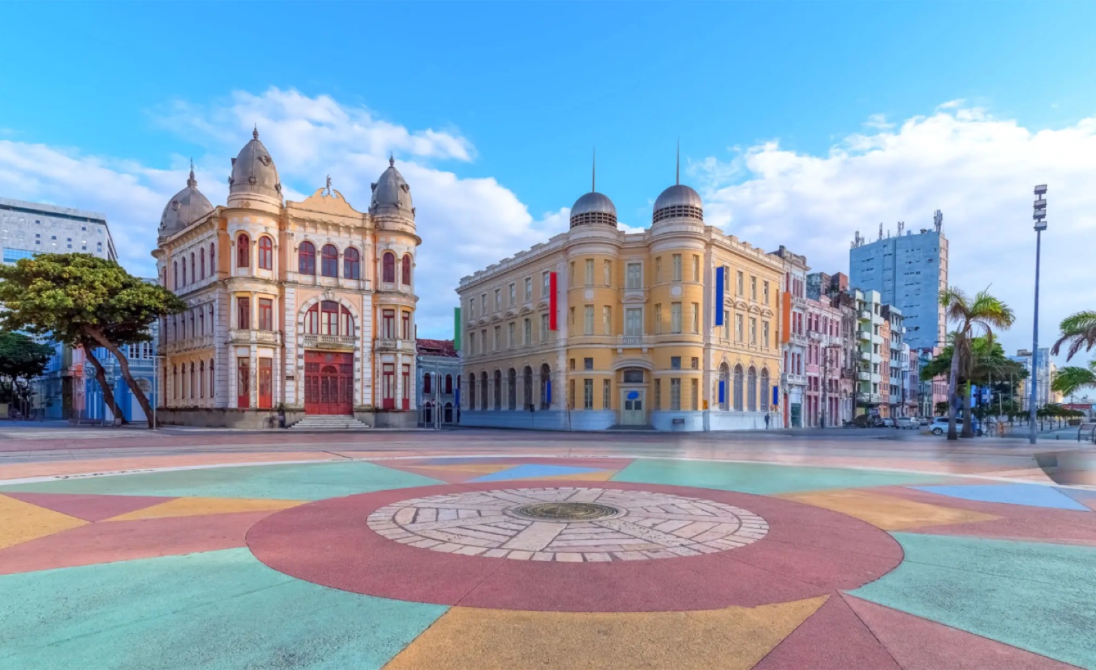 Plaza colorida en Recife Antigo con casonas coloniales