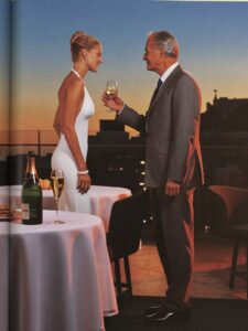 Casal elegante em um jantar sofisticado ao pôr do sol